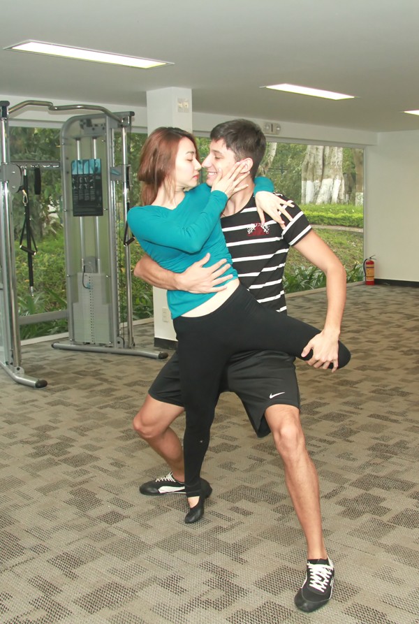 Ngân Khánh đưa bạn nhảy hotboy đi du lịch Hà Nội - ảnh 2