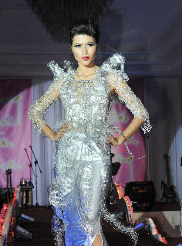 Trang Lạ khoe chân dài miên man với váy ngắn - ảnh 9