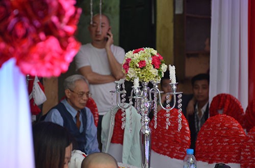 Tuấn Hưng đi xe hoa đỏ chót đến đón dâu - ảnh 2
