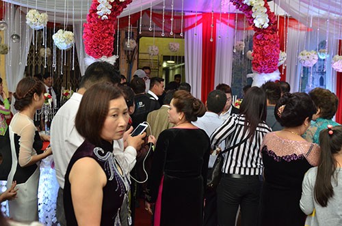 Tuấn Hưng đi xe hoa đỏ chót đến đón dâu - ảnh 11