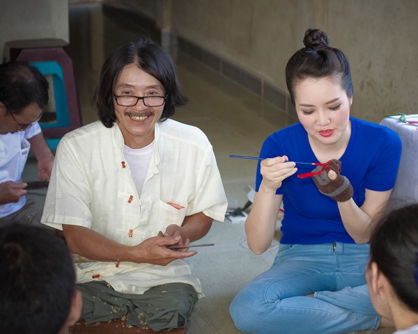 Á hậu Thụy Vân giản dị, thân thiện thăm người khuyết tật - ảnh 3