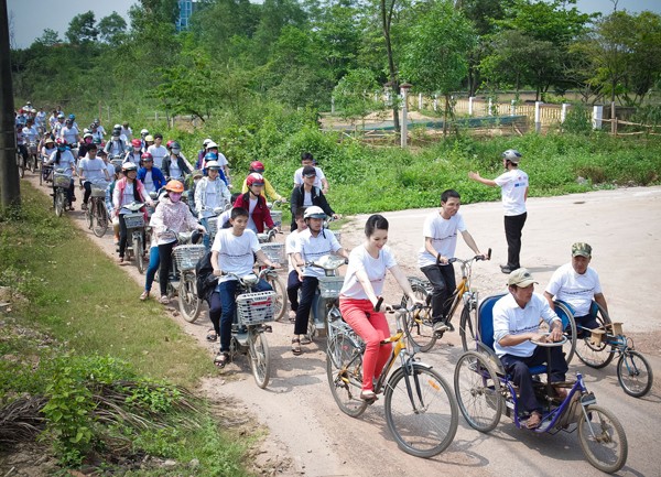 Á hậu Thụy Vân giản dị, thân thiện thăm người khuyết tật - ảnh 9