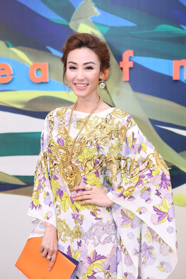 Ngân Khánh diện cây đồ hiệu trăm triệu đi xem thời trang - ảnh 7