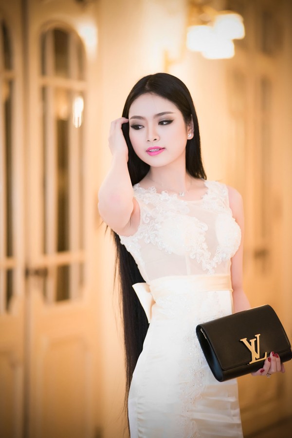 Hoa hậu dân tộc Ngọc Anh mặc váy ren trắng muốt gợi cảm - ảnh 9