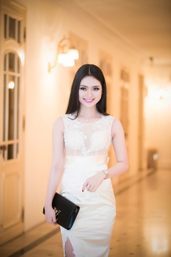 Hoa hậu dân tộc Ngọc Anh mặc váy ren trắng muốt gợi cảm - ảnh 1
