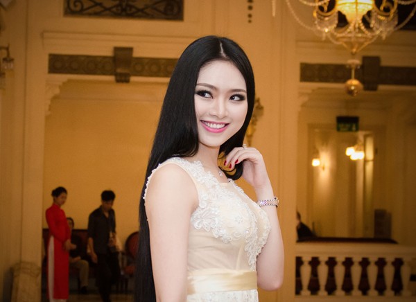 Hoa hậu dân tộc Ngọc Anh mặc váy ren trắng muốt gợi cảm - ảnh 3