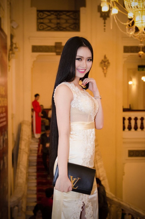 Hoa hậu dân tộc Ngọc Anh mặc váy ren trắng muốt gợi cảm - ảnh 5