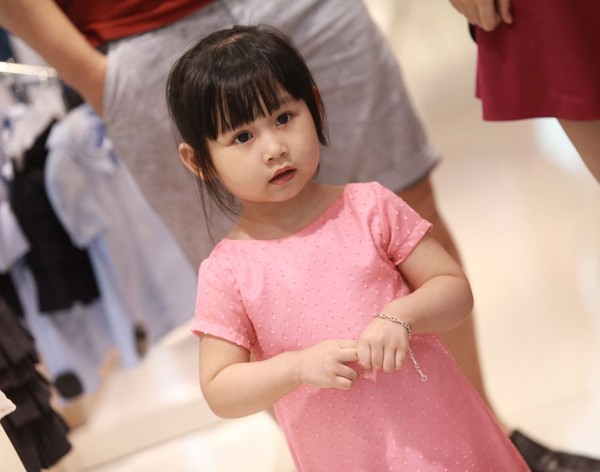 Minh Tiệp và vợ tình cảm đi mua quần áo cho con gái - ảnh 6