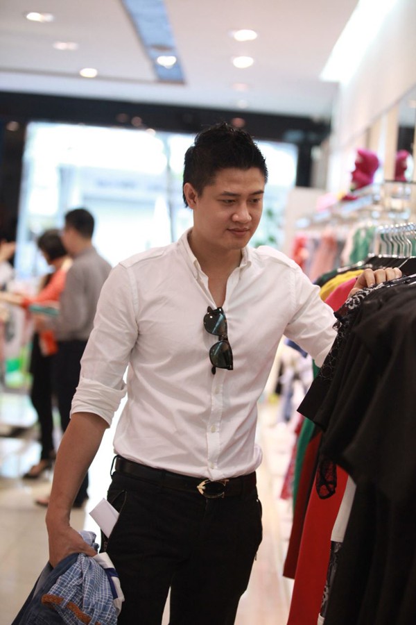Minh Tiệp và vợ tình cảm đi mua quần áo cho con gái - ảnh 7