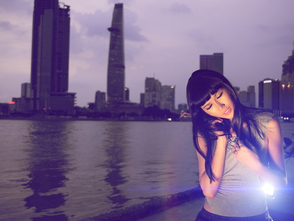 Trang Lạ hờ hững vòng một gợi cảm bên siêu xe - ảnh 7