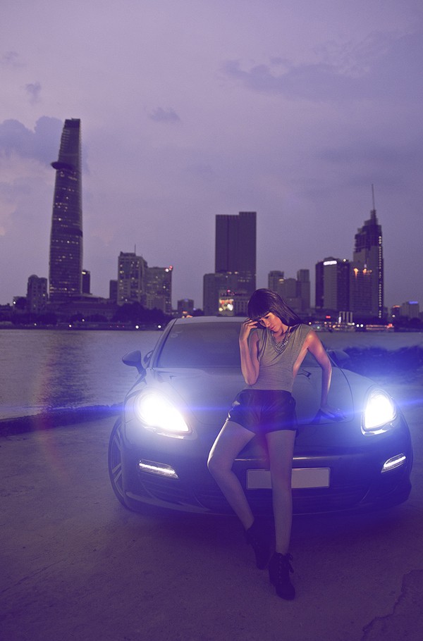 Trang Lạ hờ hững vòng một gợi cảm bên siêu xe - ảnh 3