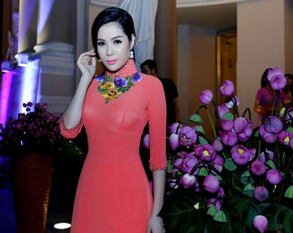 Oanh Yến, Victoria Phương Nguyễn e ấp áo dài - ảnh 1