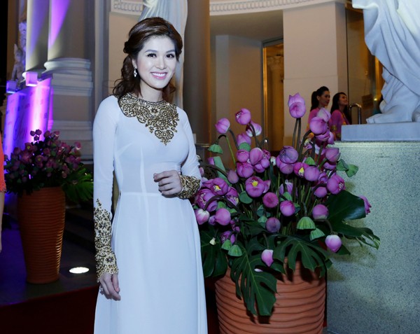 Oanh Yến, Victoria Phương Nguyễn e ấp áo dài - ảnh 6