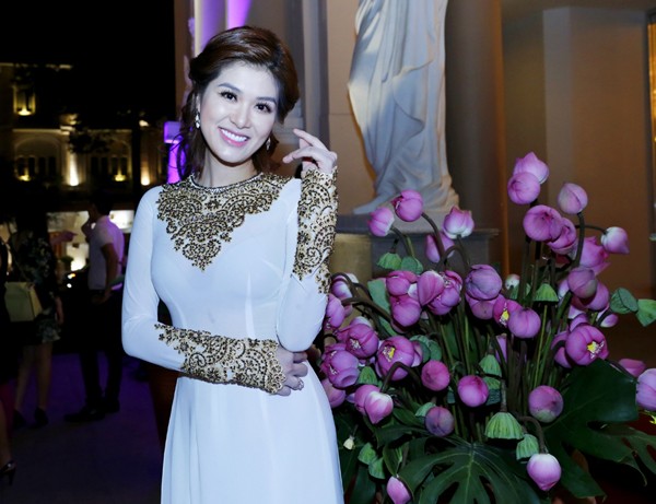 Oanh Yến, Victoria Phương Nguyễn e ấp áo dài - ảnh 4