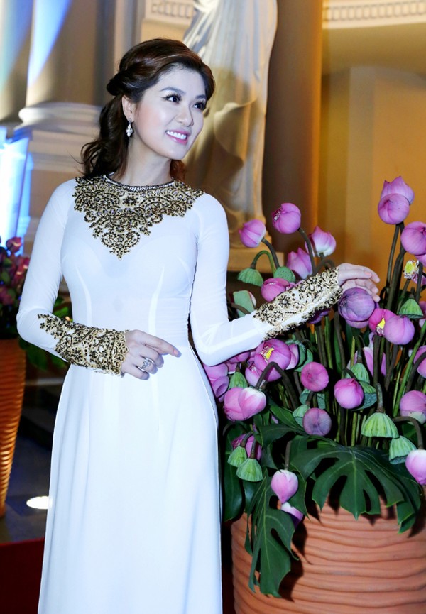 Oanh Yến, Victoria Phương Nguyễn e ấp áo dài - ảnh 5