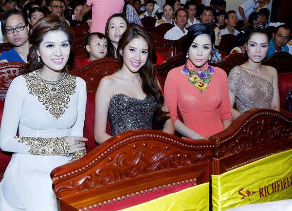 Oanh Yến, Victoria Phương Nguyễn e ấp áo dài - ảnh 8