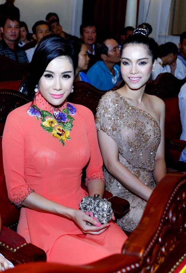 Oanh Yến, Victoria Phương Nguyễn e ấp áo dài - ảnh 9