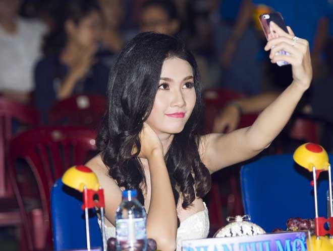 Phan Thị Mơ khoe vòng một gợi cảm trên ghế nóng - ảnh 9