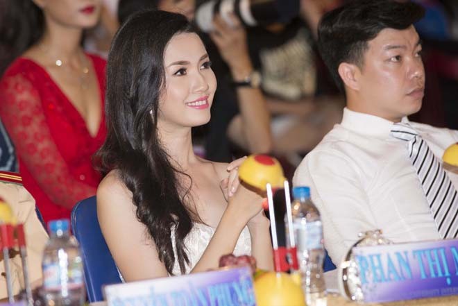 Phan Thị Mơ khoe vòng một gợi cảm trên ghế nóng - ảnh 7