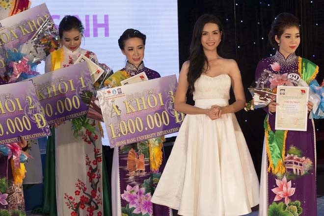 Phan Thị Mơ khoe vòng một gợi cảm trên ghế nóng - ảnh 11