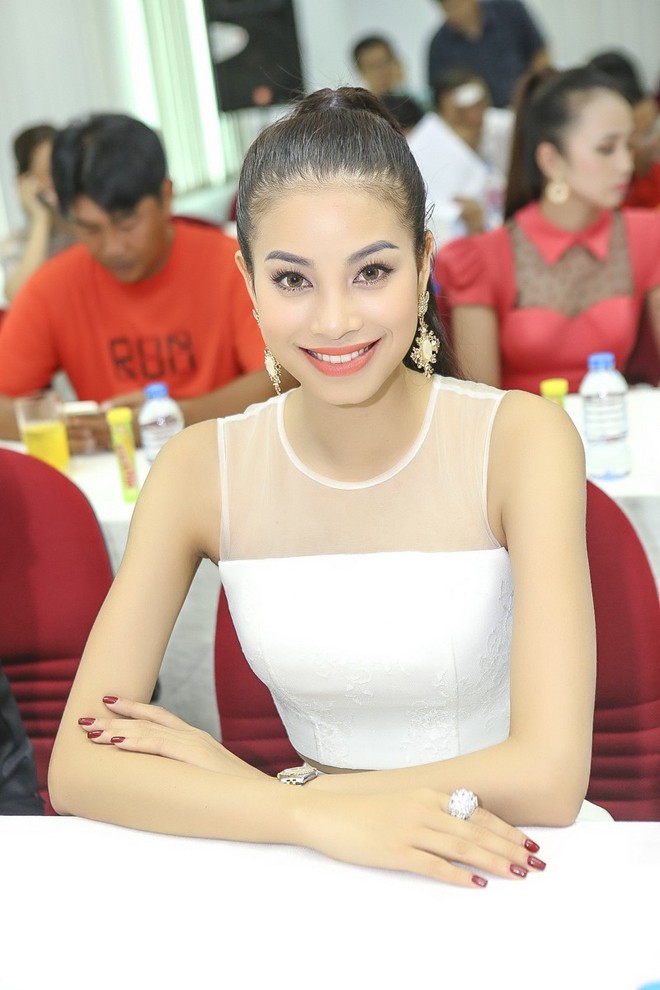 Á hậu Phạm Hương đi giày cao gót tâng bóng điệu nghệ - ảnh 3