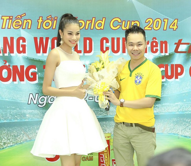 Á hậu Phạm Hương đi giày cao gót tâng bóng điệu nghệ - ảnh 7