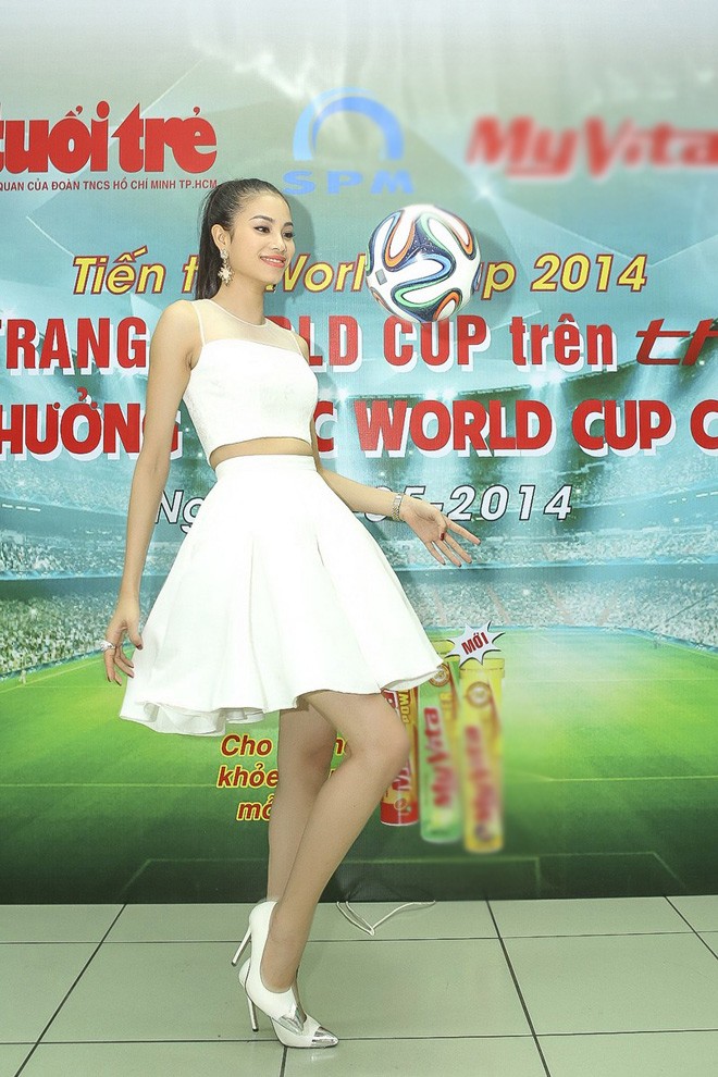 Á hậu Phạm Hương đi giày cao gót tâng bóng điệu nghệ - ảnh 10
