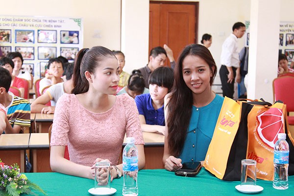 Á hậu Phạm Hương đến thăm trẻ nhiễm độc da cam - ảnh 12