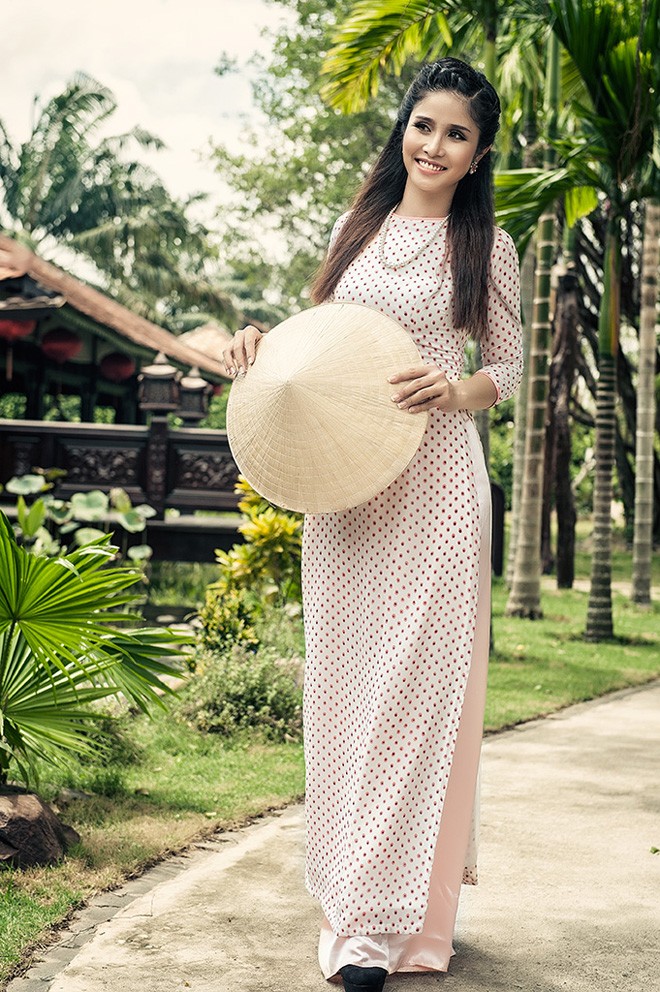 Bà xã của Phan Thanh Bình đẹp duyên dáng với áo dài - ảnh 2