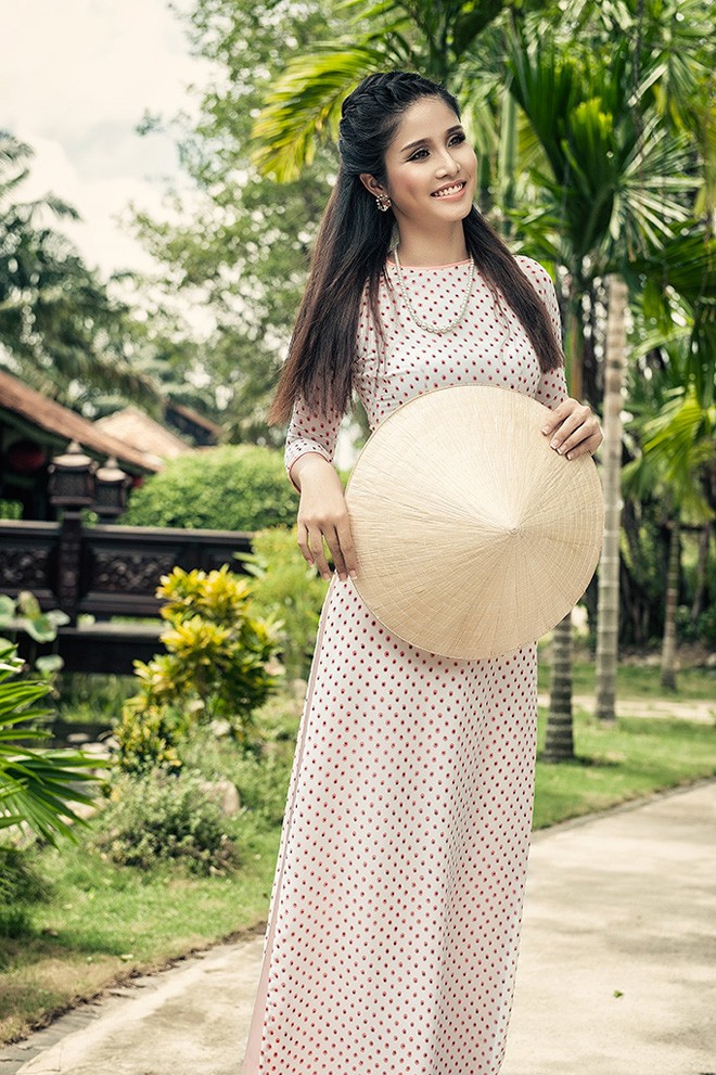Bà xã của Phan Thanh Bình đẹp duyên dáng với áo dài - ảnh 3
