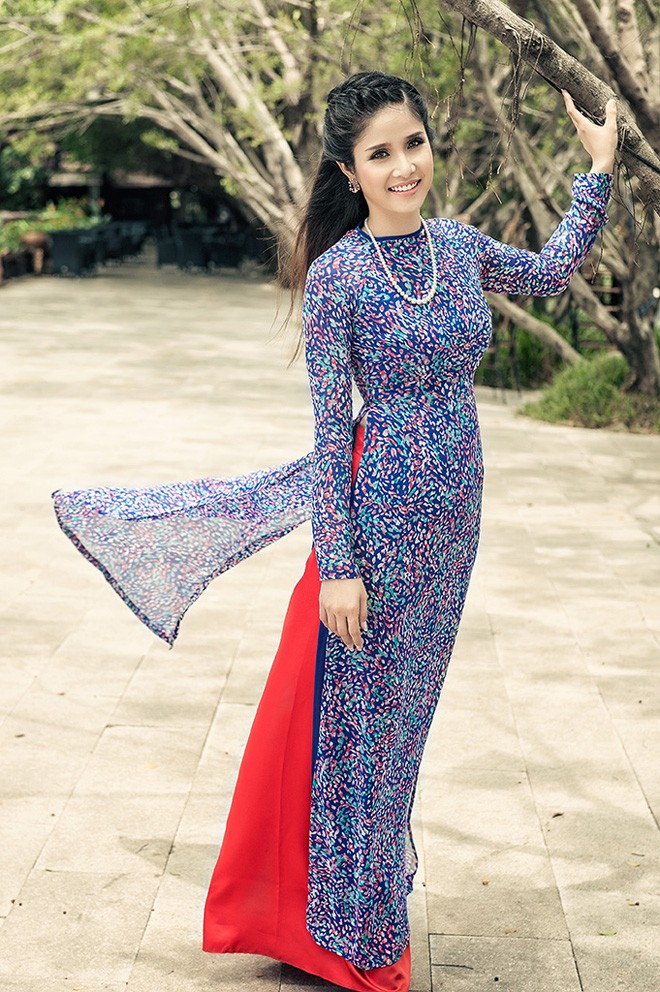 Bà xã của Phan Thanh Bình đẹp duyên dáng với áo dài - ảnh 4