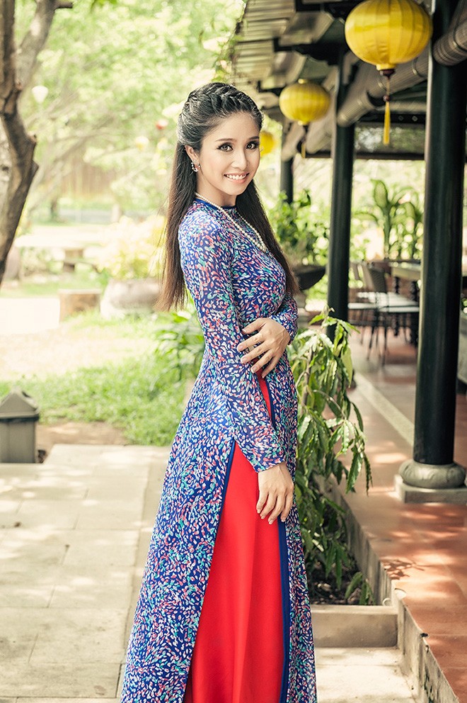 Bà xã của Phan Thanh Bình đẹp duyên dáng với áo dài - ảnh 5