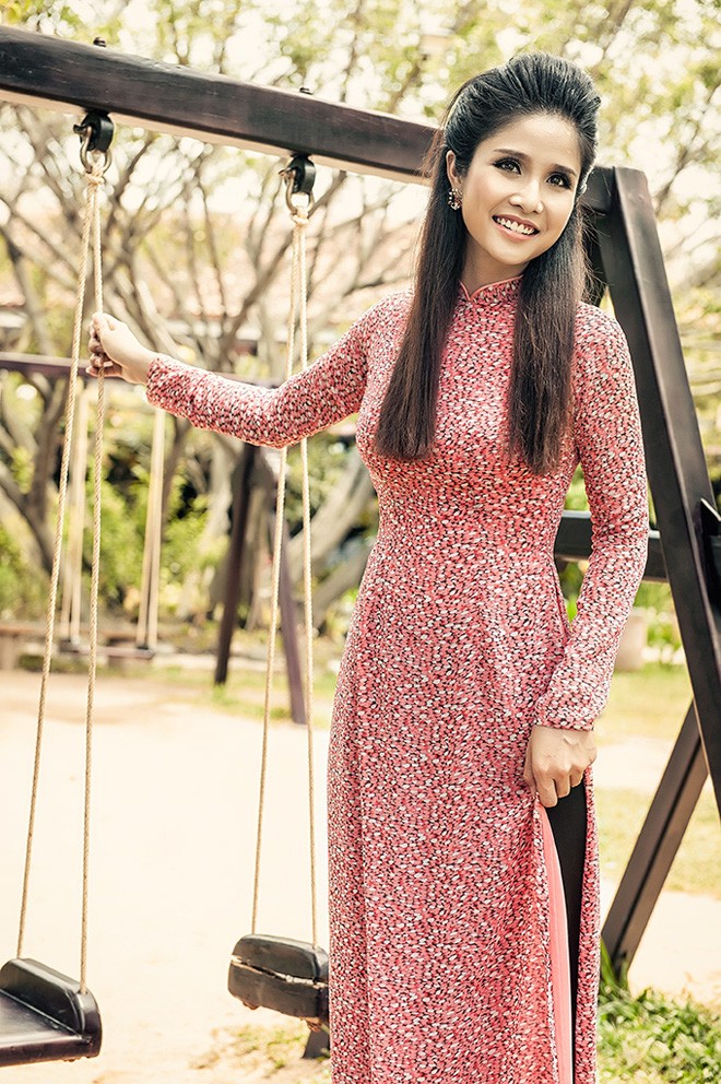 Bà xã của Phan Thanh Bình đẹp duyên dáng với áo dài - ảnh 7