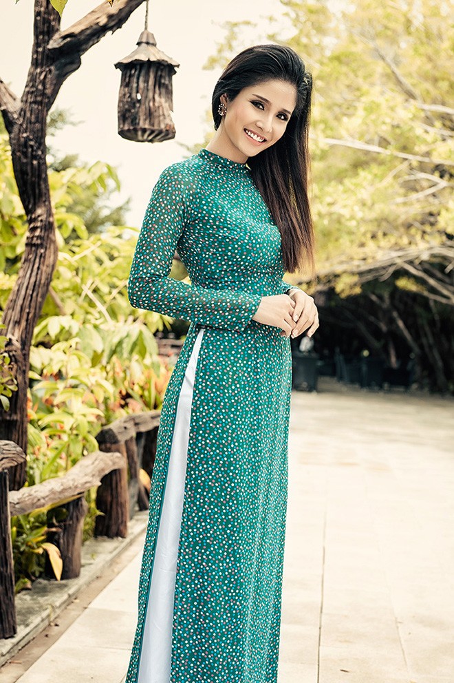 Bà xã của Phan Thanh Bình đẹp duyên dáng với áo dài - ảnh 9