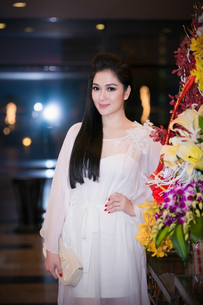 Hoa hậu Nguyễn Thị Huyền bất ngờ 'tái xuất' đầy quyến rũ - ảnh 5