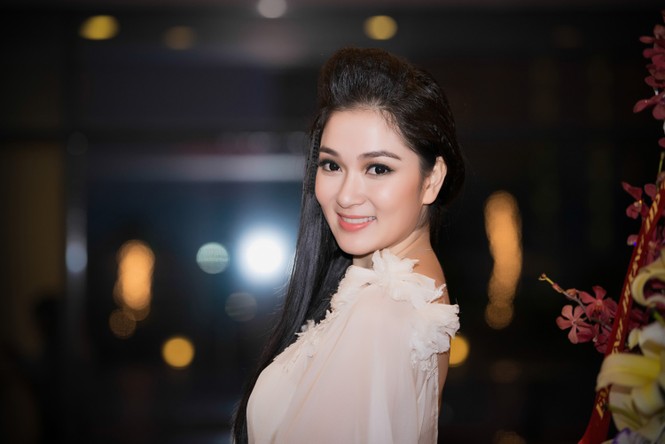 Hoa hậu Nguyễn Thị Huyền bất ngờ 'tái xuất' đầy quyến rũ - ảnh 7