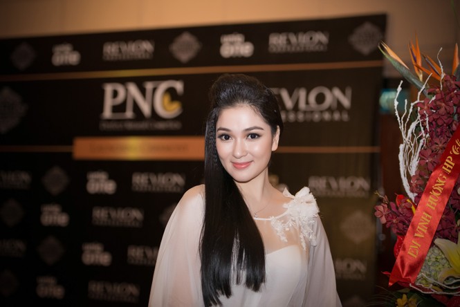 Hoa hậu Nguyễn Thị Huyền bất ngờ 'tái xuất' đầy quyến rũ - ảnh 4