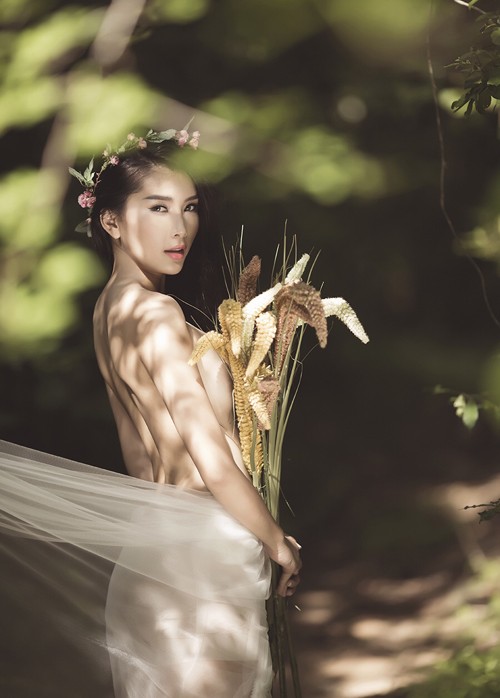 Lan Hương bán nude khoe ngực trần táo bạo - ảnh 3