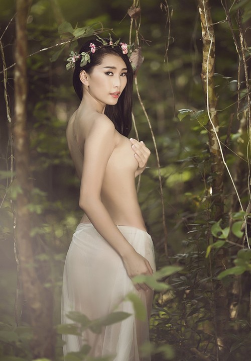 Lan Hương bán nude khoe ngực trần táo bạo - ảnh 4