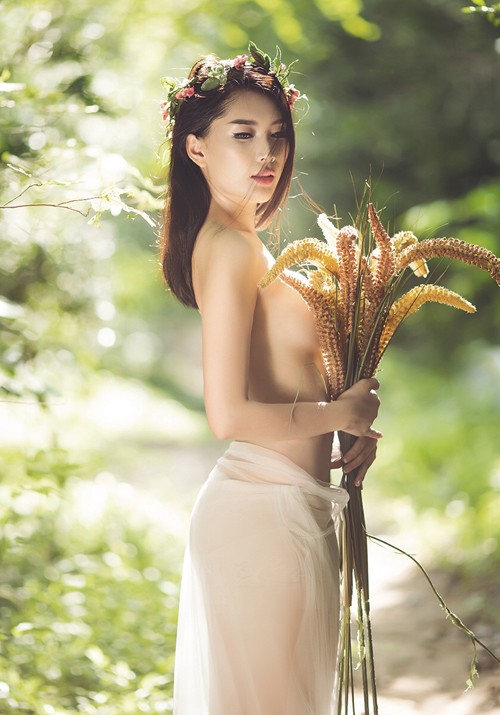 Lan Hương bán nude khoe ngực trần táo bạo - ảnh 6