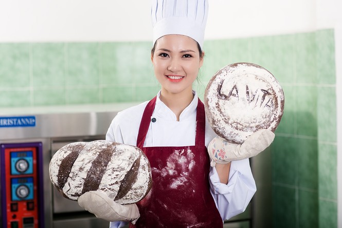 Hoa hậu Trần Thị Quỳnh làm bà chủ tiệm bánh - ảnh 8