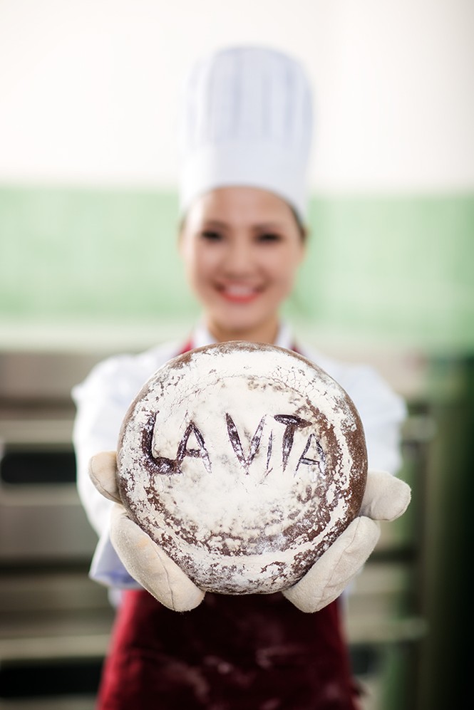 Hoa hậu Trần Thị Quỳnh làm bà chủ tiệm bánh - ảnh 5