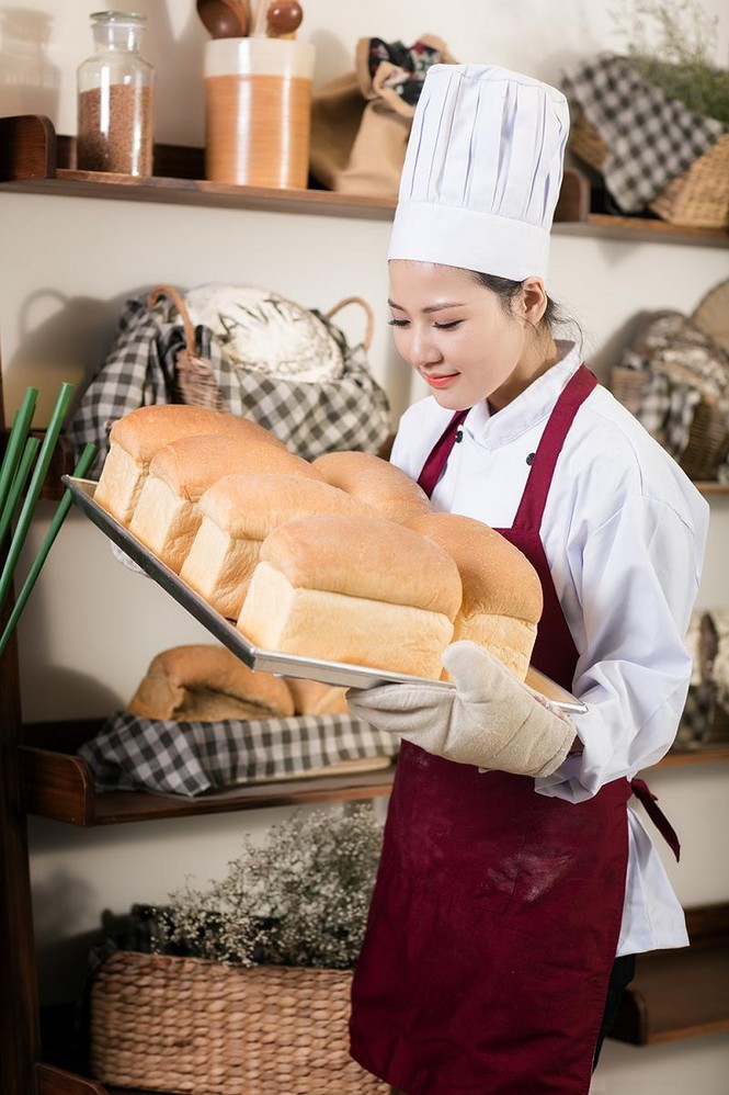 Hoa hậu Trần Thị Quỳnh làm bà chủ tiệm bánh - ảnh 3