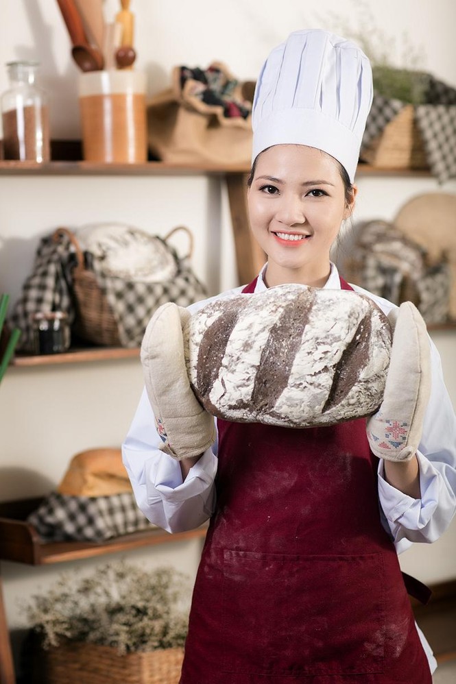 Hoa hậu Trần Thị Quỳnh làm bà chủ tiệm bánh - ảnh 4