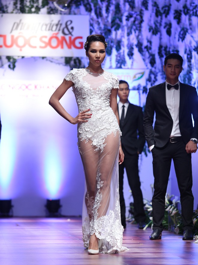 Minh Triệu, Lan Khuê sexy với váy cưới ren xuyên thấu - ảnh 1