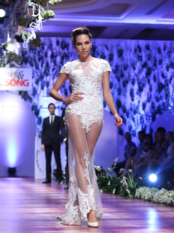 Minh Triệu, Lan Khuê sexy với váy cưới ren xuyên thấu - ảnh 2