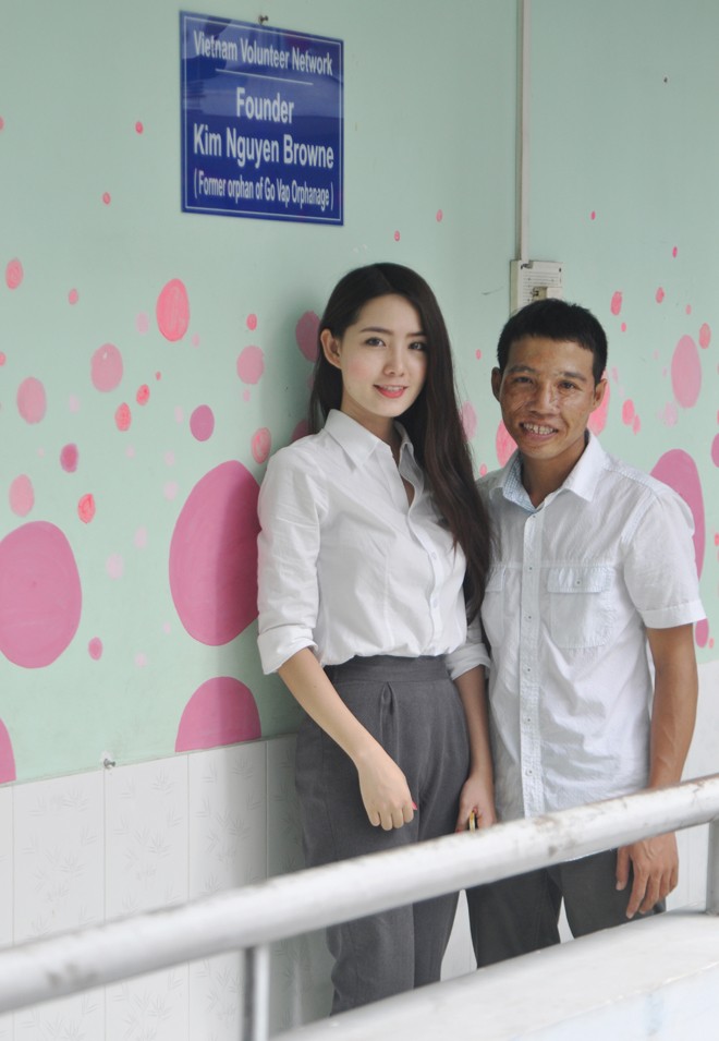 'Miss Áo dài' Kim Phương đến thăm trẻ em khuyết tật - ảnh 8