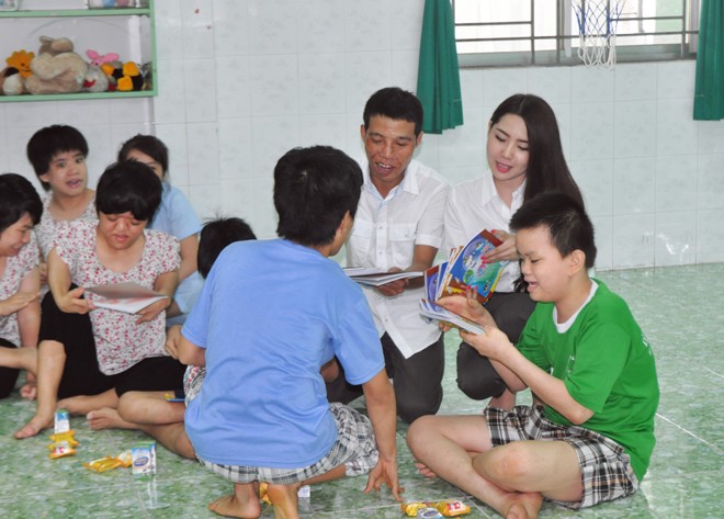 'Miss Áo dài' Kim Phương đến thăm trẻ em khuyết tật - ảnh 9