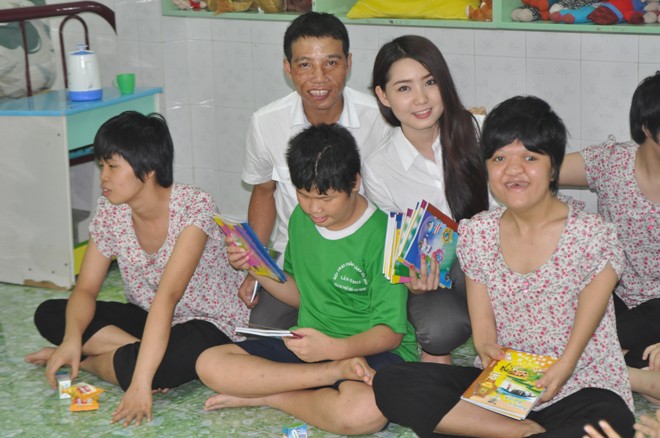 'Miss Áo dài' Kim Phương đến thăm trẻ em khuyết tật - ảnh 5