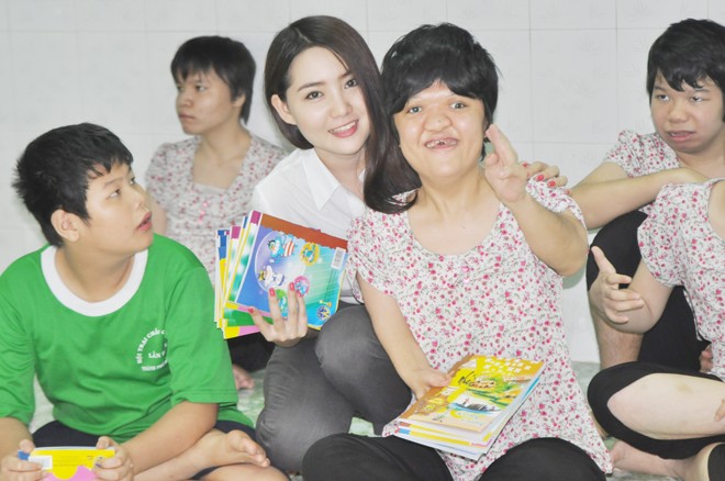 'Miss Áo dài' Kim Phương đến thăm trẻ em khuyết tật - ảnh 6